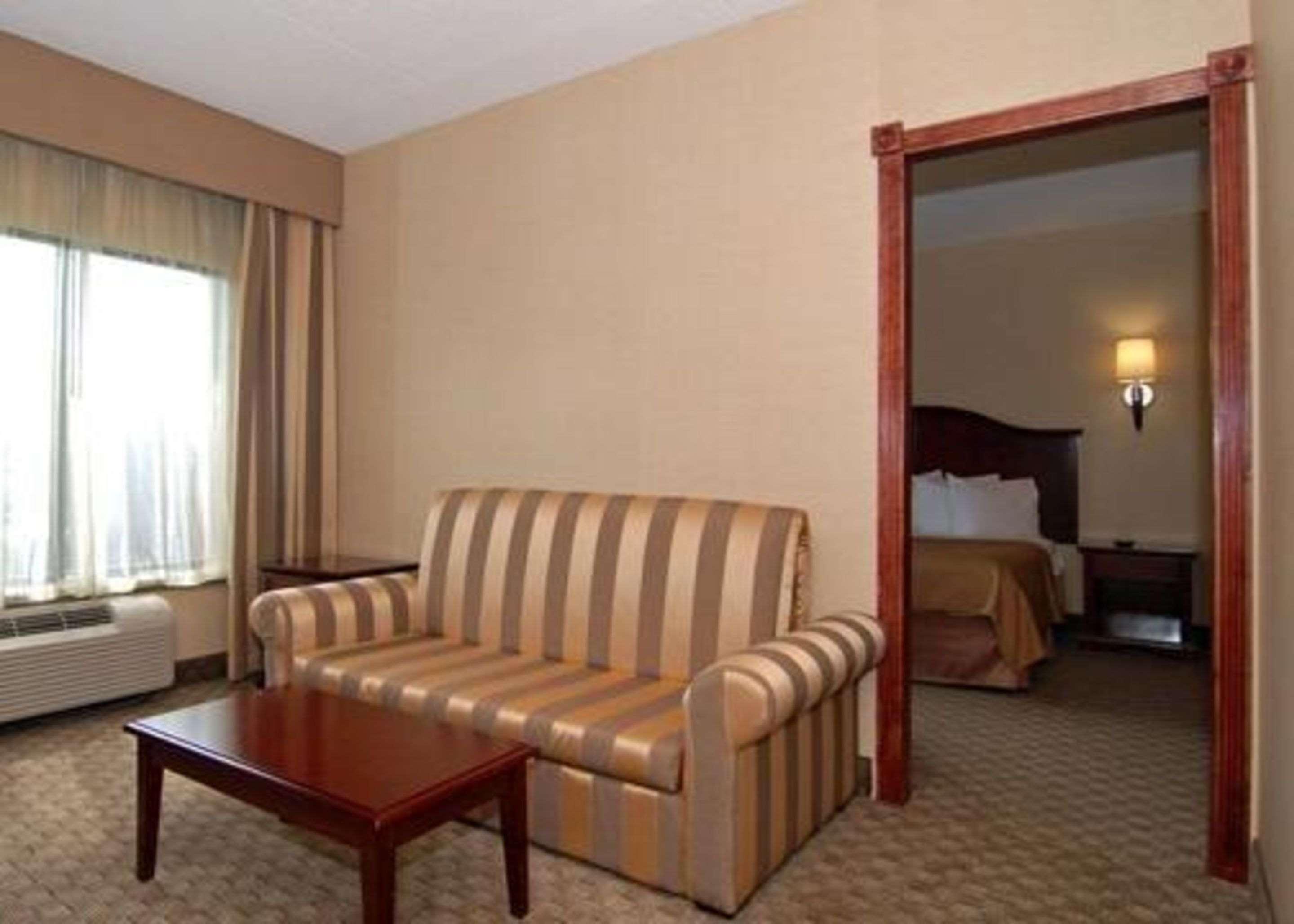 Quality Inn & Suites Bensalem Room photo
